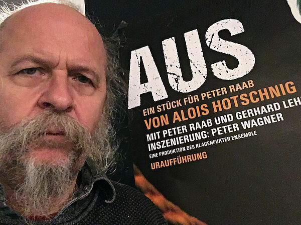 Peter Wagner vor AUS-Plakat von Eveline Rabold